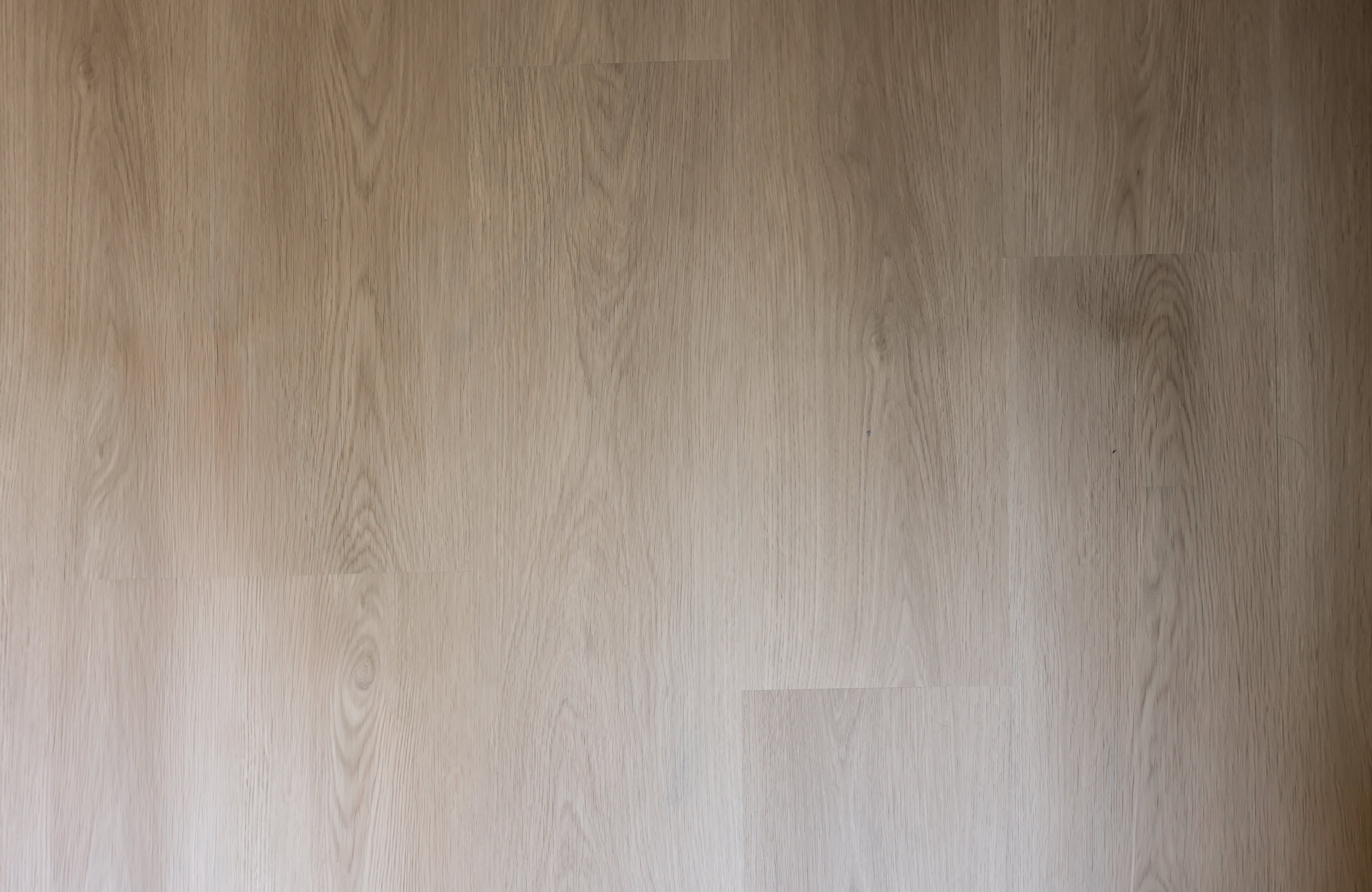 Close-up of an SPC click vinyl wood look floor with a light brown color and visible grain pattern.