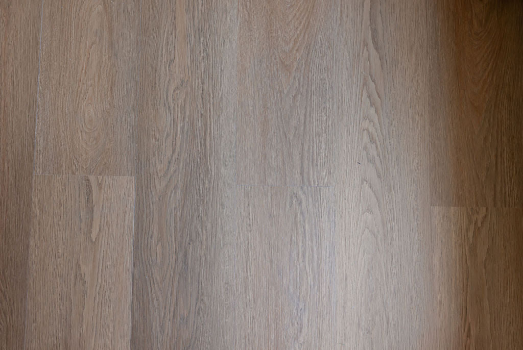 close-up of a warm and golden SPC click vinyl wood-effect floor