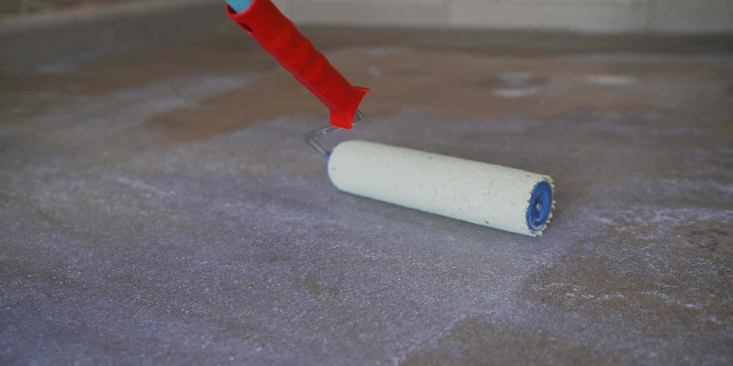 a roller applying liquid primer